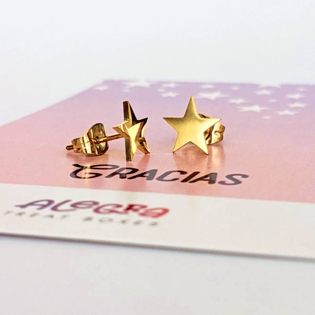A veces siento que decir simplemente "gracias" no es suficiente. Que tendría que repetirlo infinitas veces para que tenga el peso y el valor con el que quiero expresar mi gratitud a alguien.  Si te ocurre lo mismo, estos pendientes de acero dorado forman parte de nuestra caja regalo "Gracias", pensada para que puedas ir más allá y mostrar tu agradecimiento con un regalo lleno de significado.