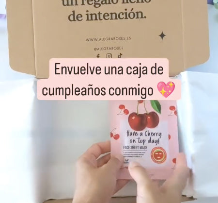 Envuelve conmigo esta caja regalo de cumpleaños. 🥳  Mañana entramos en el mes de Leo, un signo que nunca olvida a sus verdaderas amistades. Con esta treatbox puedes hacerle saber que tú tampoco. 🦁 💖
